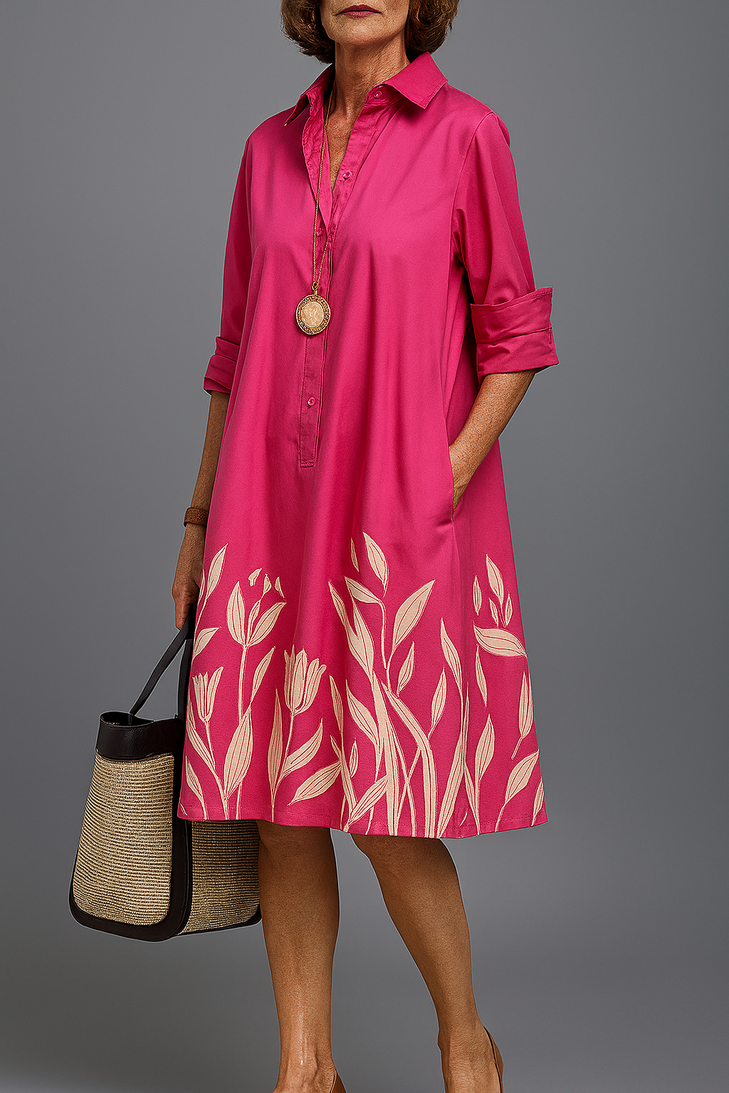 Vestido midi rosa con estampado floral dorado en dobladillo y manga enrollable