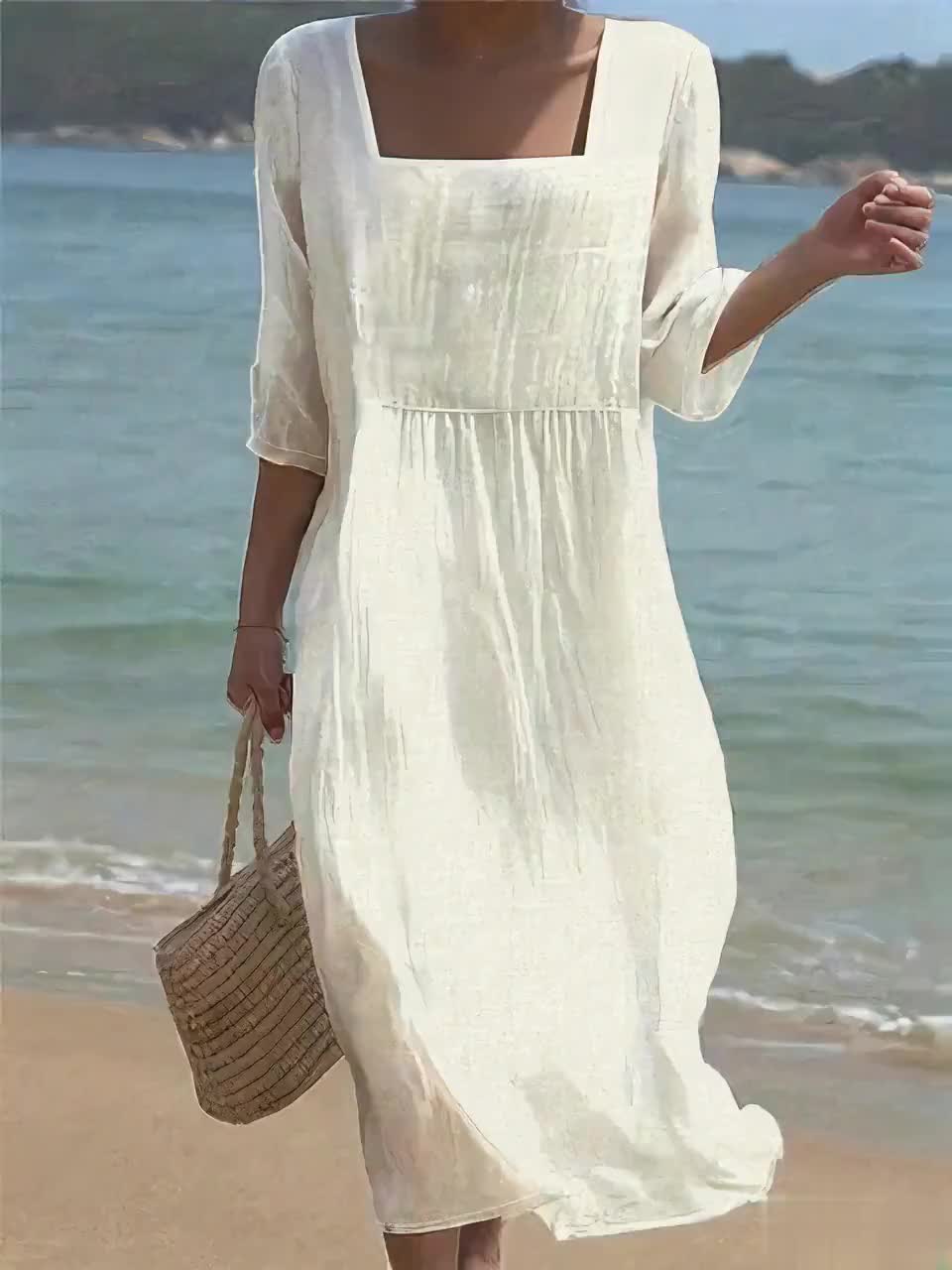 Vestido informal blanco, cuello cuadrado y mangas 3/4; corte largo con fruncido