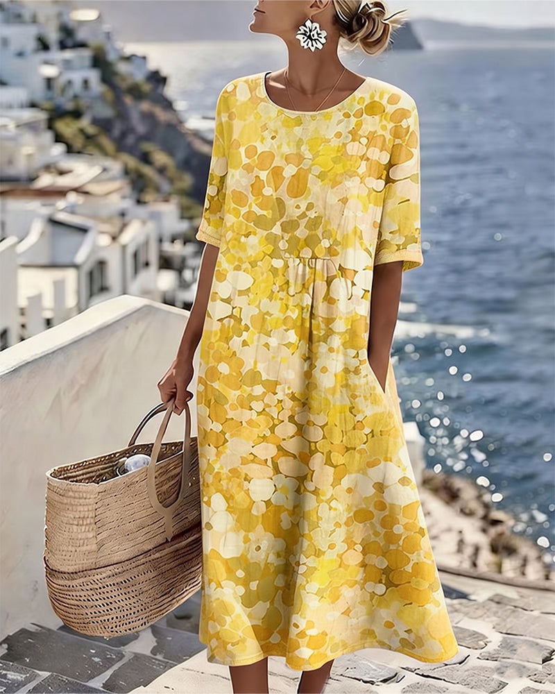 Vestido midi floral amarillo, manga corta y corte A con frunce en el centro.