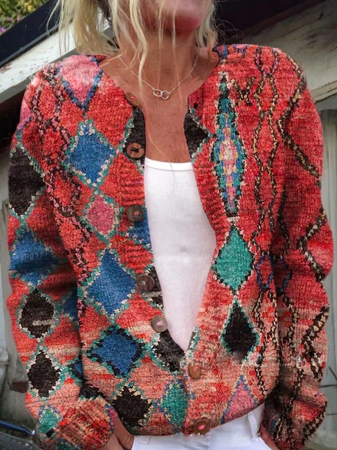 Chaqueta de punto con patrón geométrico roja y multicolor, botones marrones