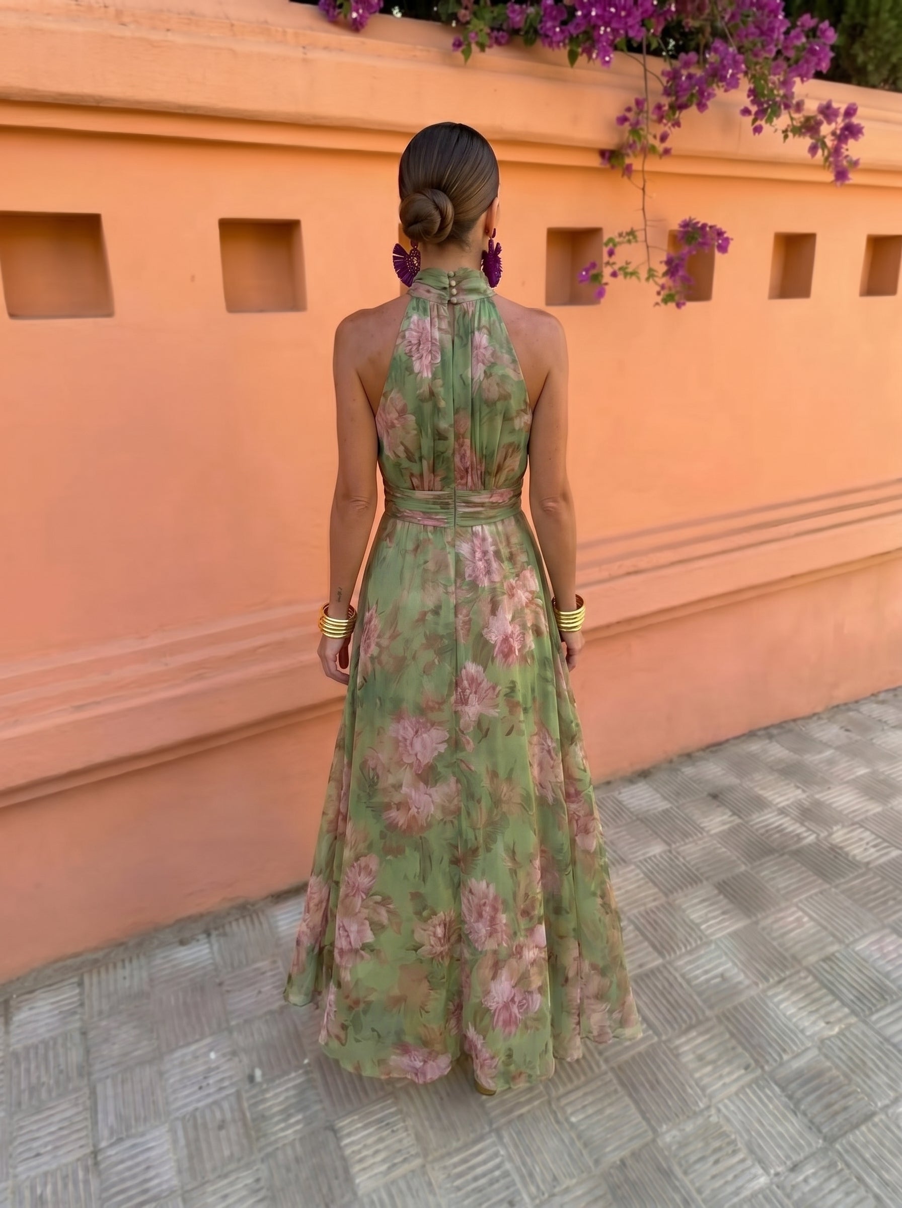 Vestido largo verde con estampado floral, espalda descubierta y sin mangas