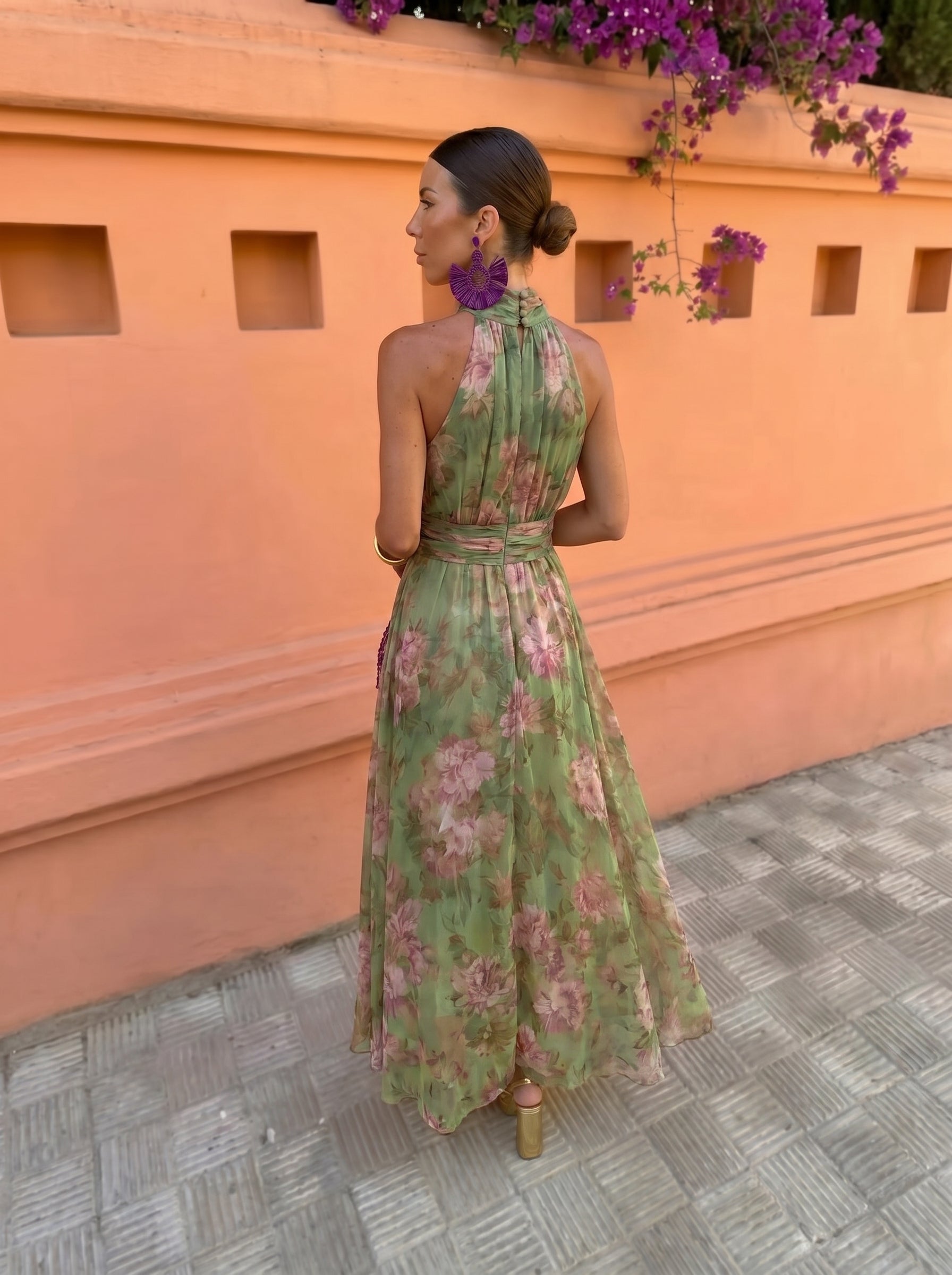 Vestido largo verde con estampado floral, escote halter y sin mangas