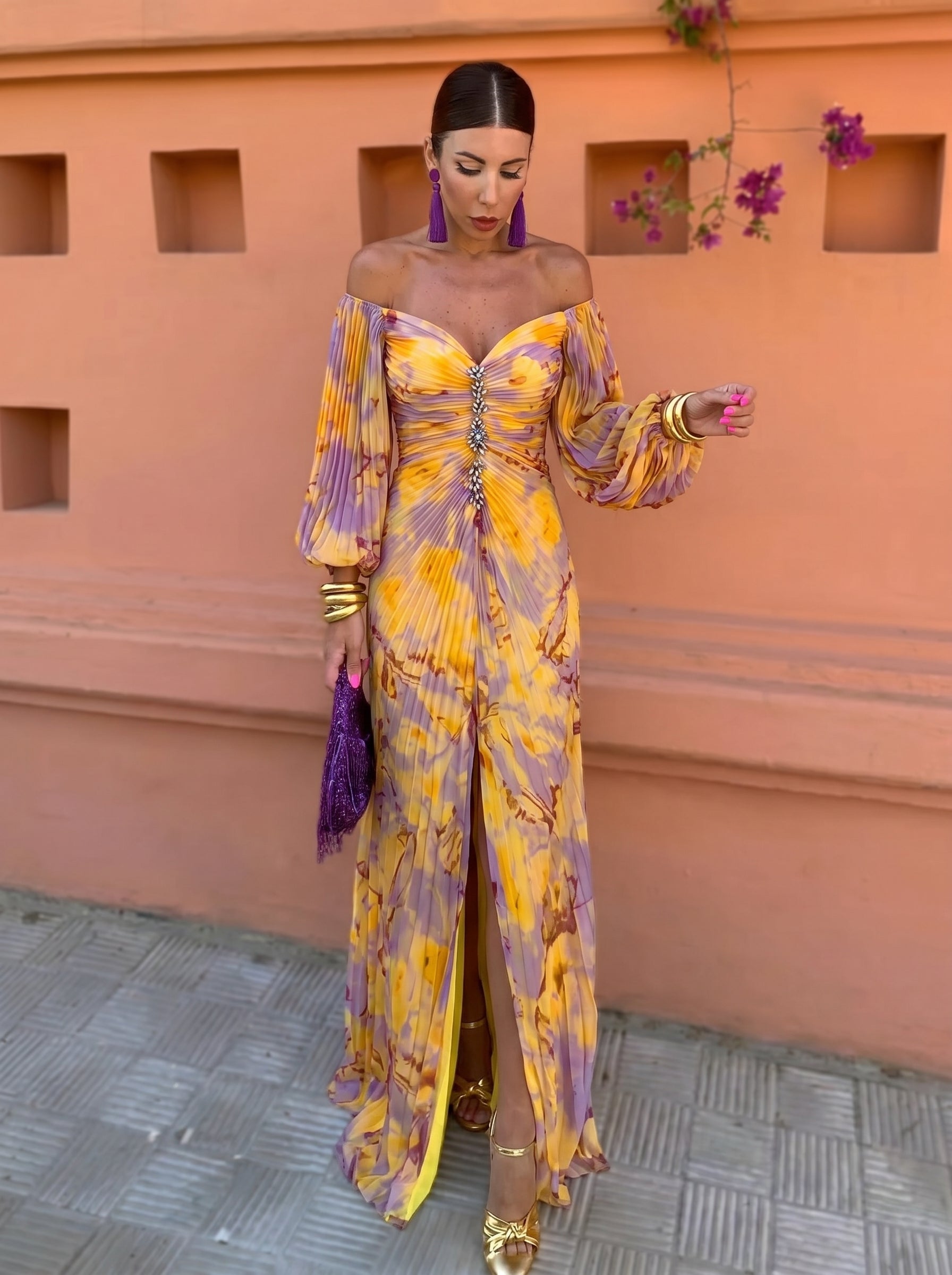 Vestido largo floral amarillo y morado con escote pronunciado y falda vaporosa