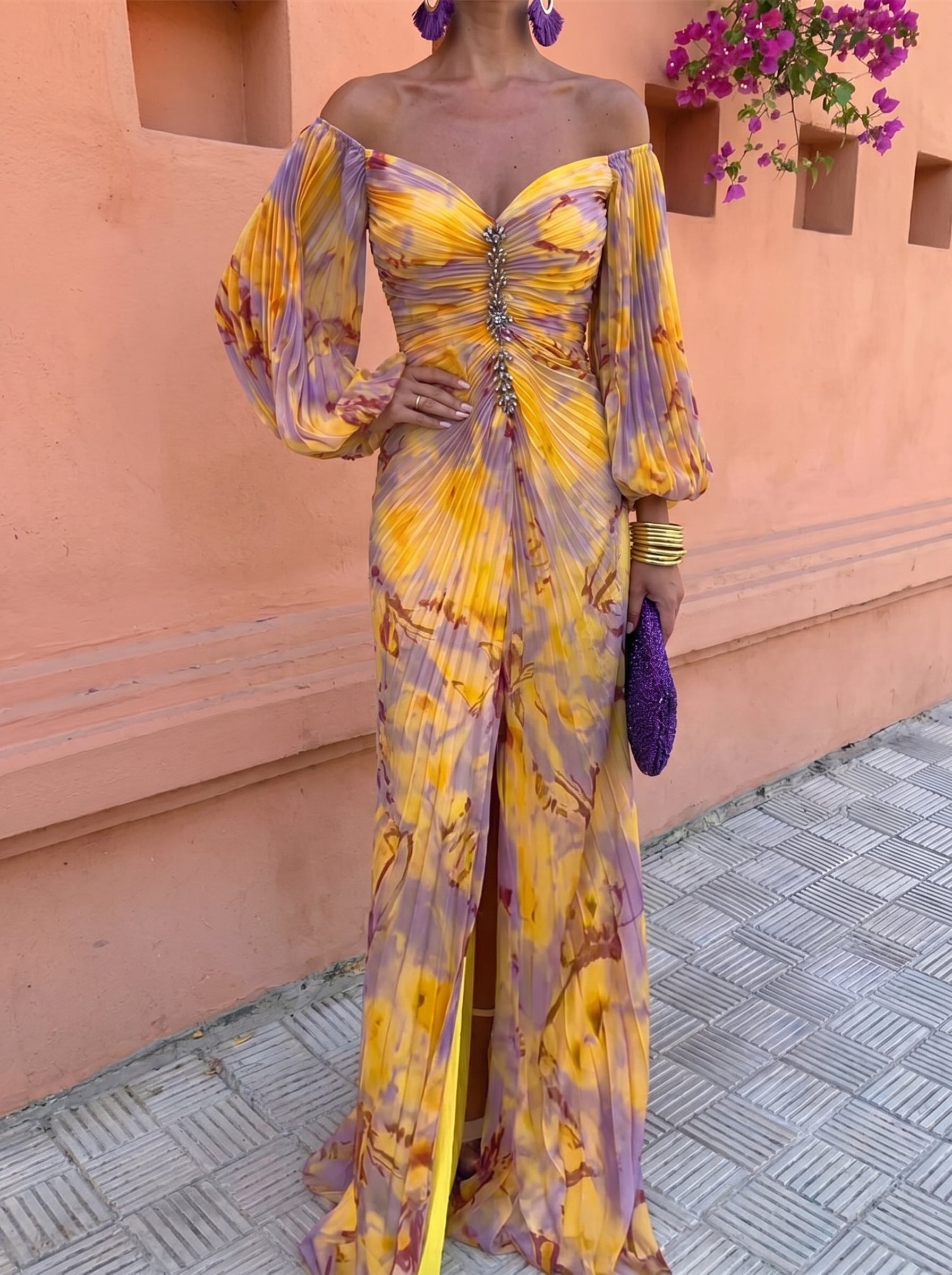 Vestido largo floral amarillo y morado con escote cuadrado y frunces en el pecho
