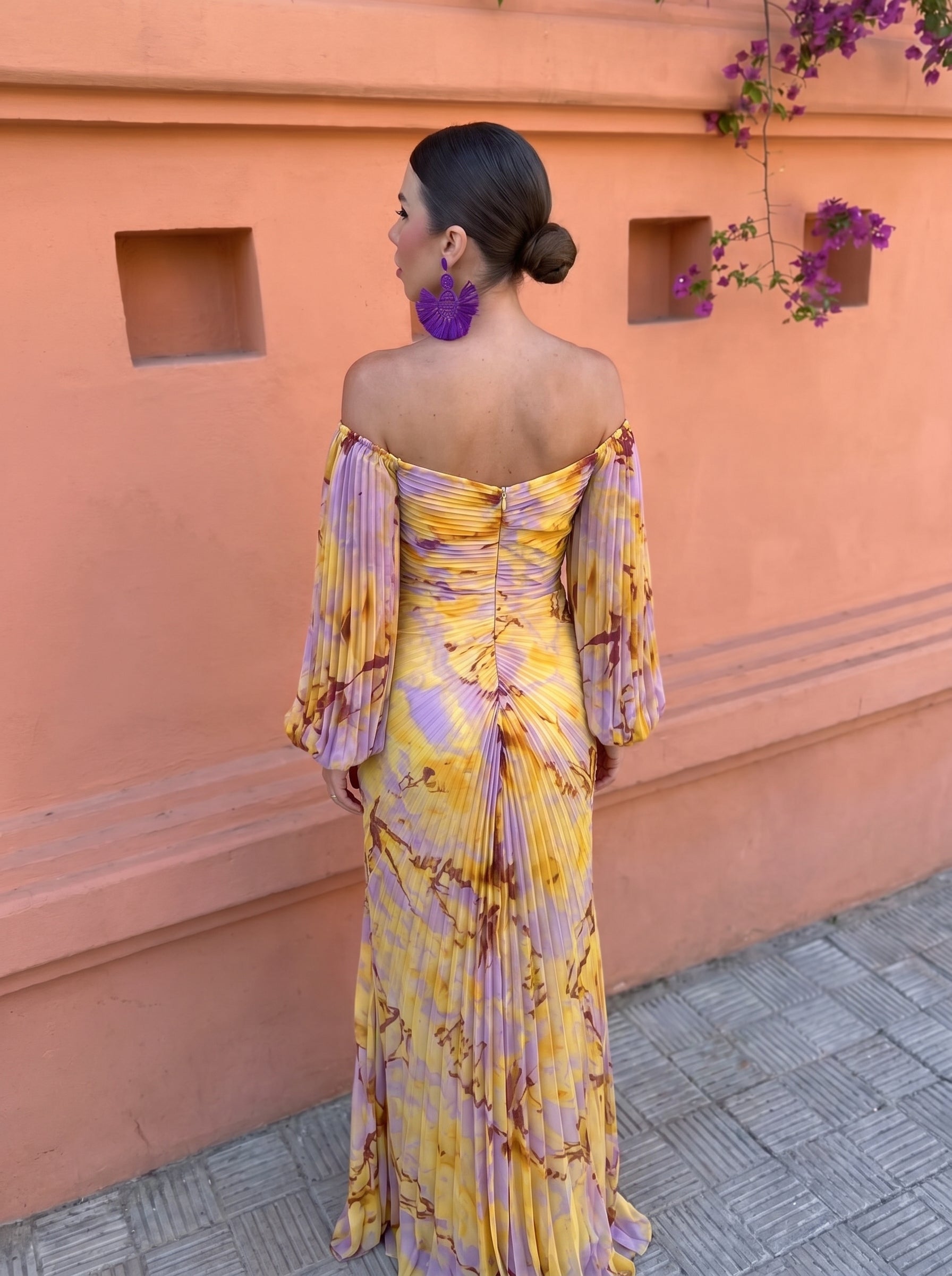 Vestido largo floral amarillo y morado con espalda abierta y tirantes fruncidos