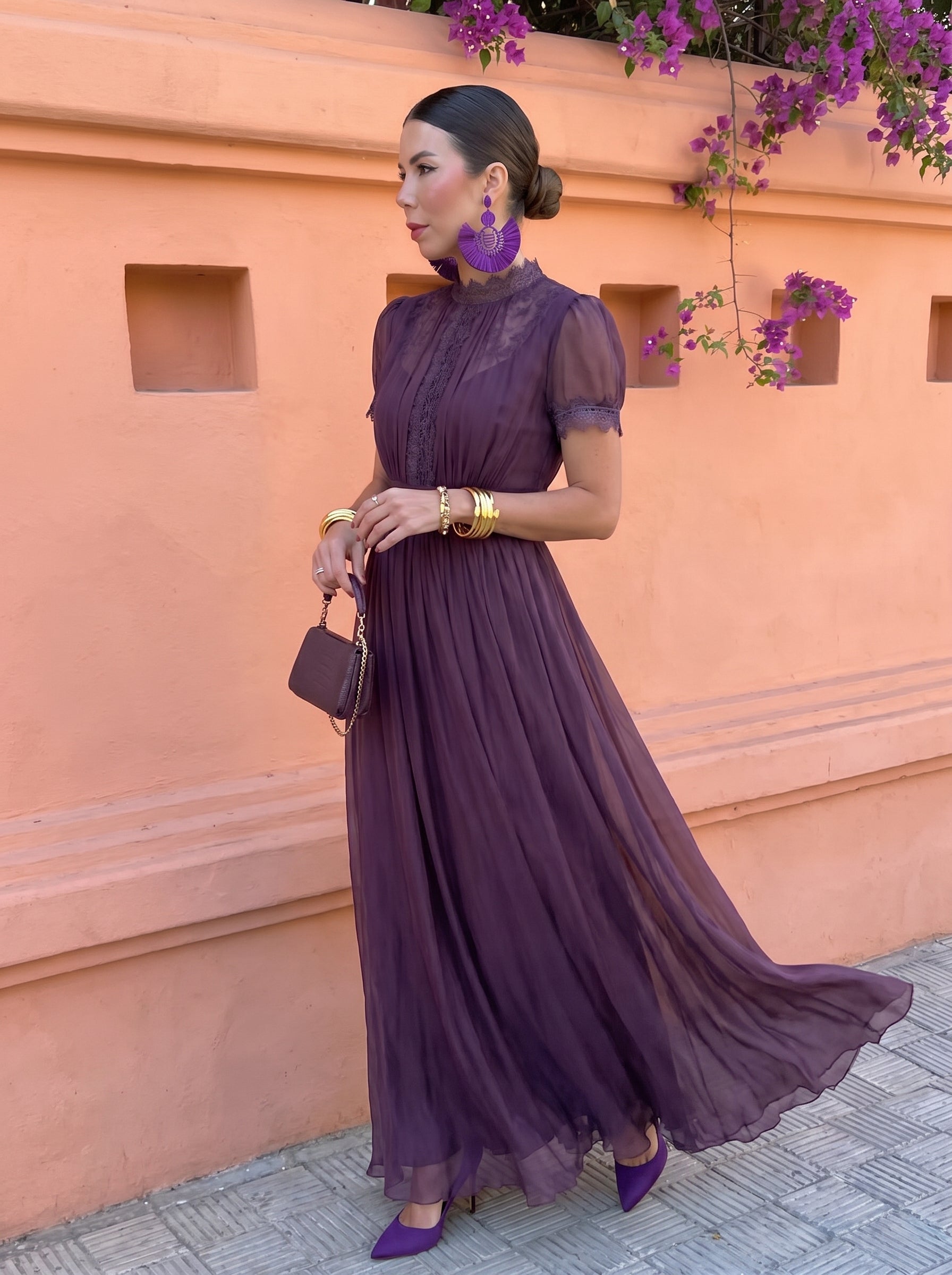 Vestido largo de gasa berenjena con cuello alto y falda vaporosa con vuelo.