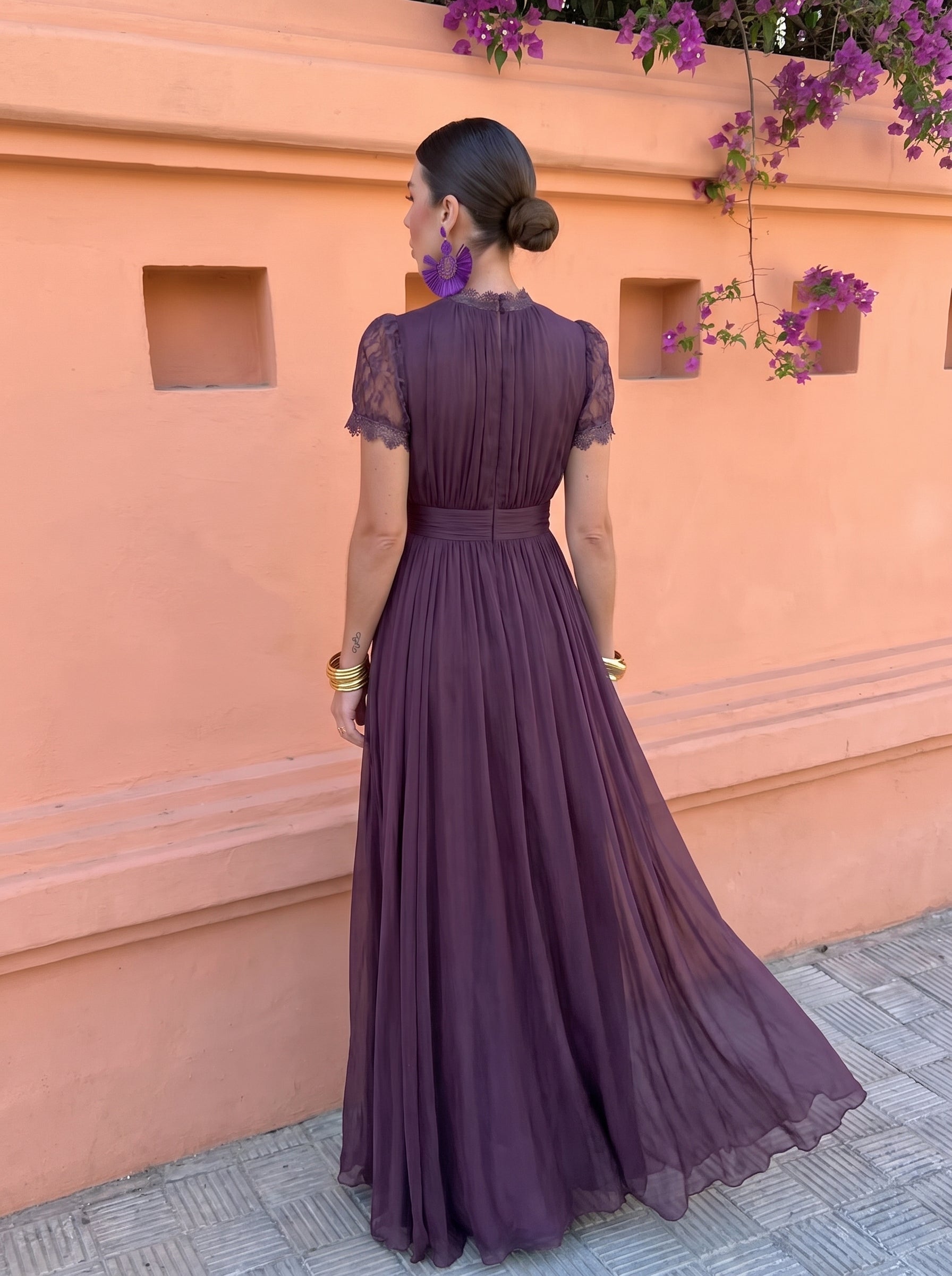 Vestido largo de gasa berenjena con espalda semitransparente y falda plisada.