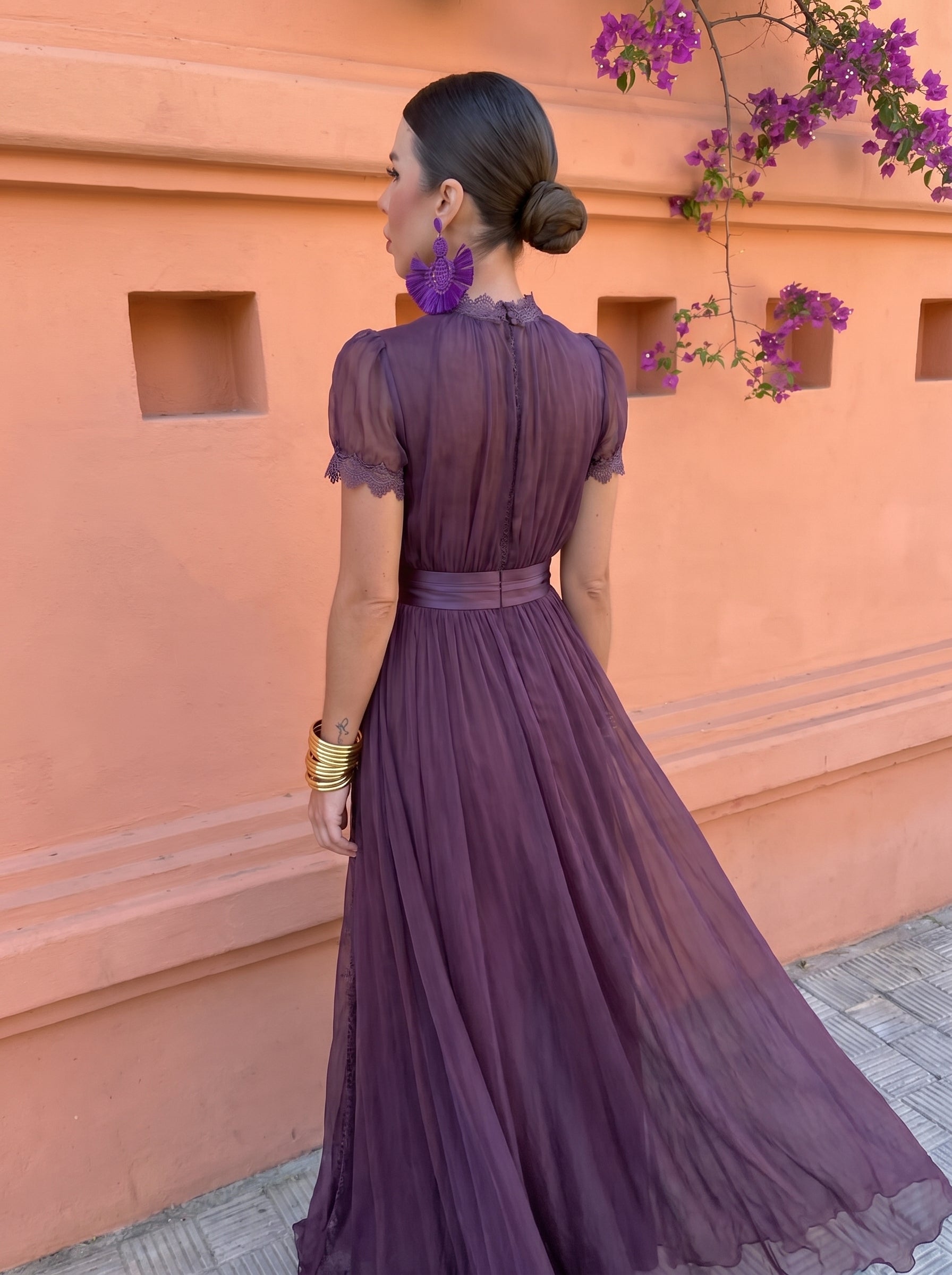 Vestido largo de gasa berenjena con lazo en la espalda y falda en capas.