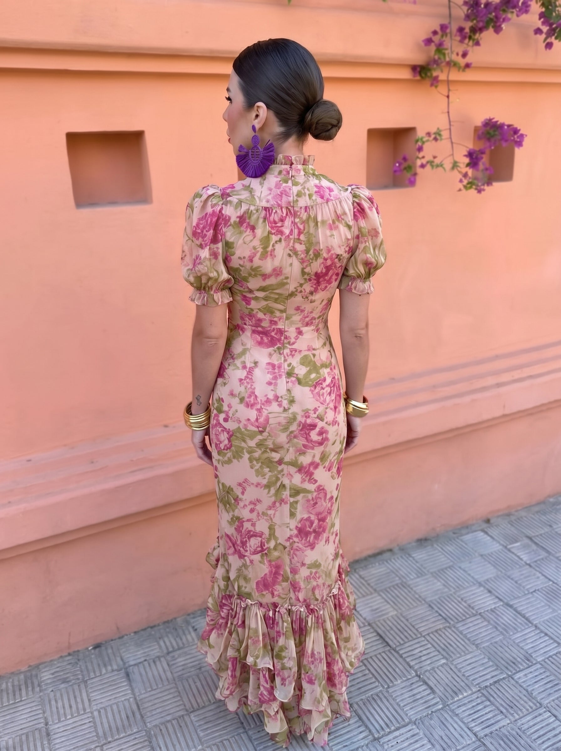 Vestido largo floral rosa con estampado al centro y falda ondulada con volantes.