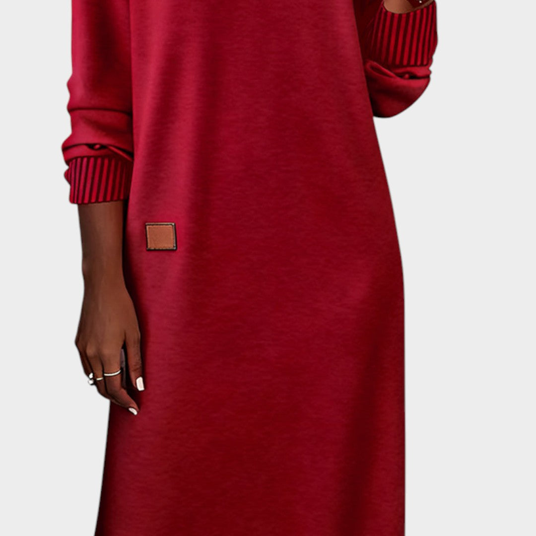 Vestido de punto rojo de largo midi; puños a rayas y parche cuadrado en el costado