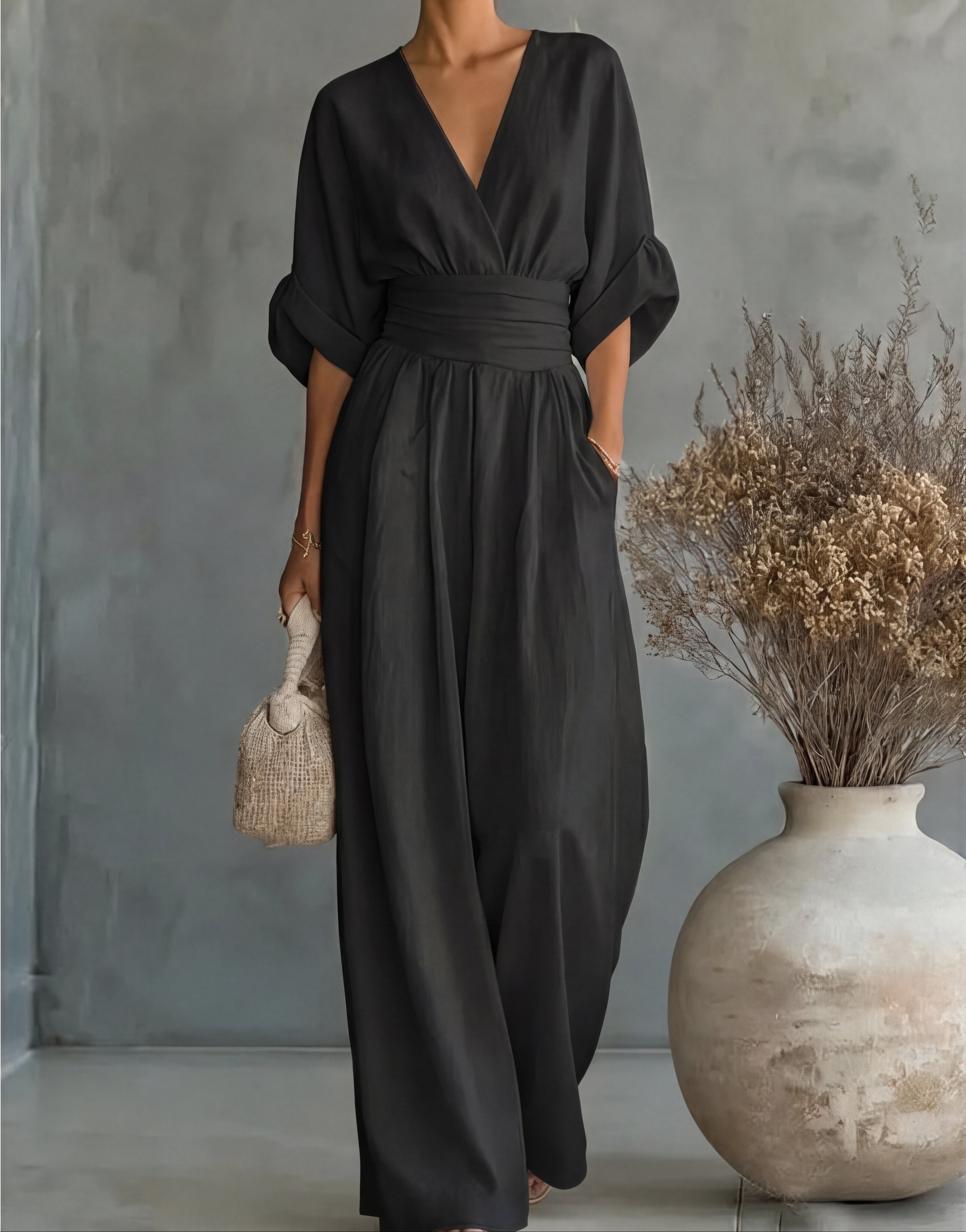 Combinaison fluida negra, escote en V y cintura elástica, mangas tipo kimono, larga