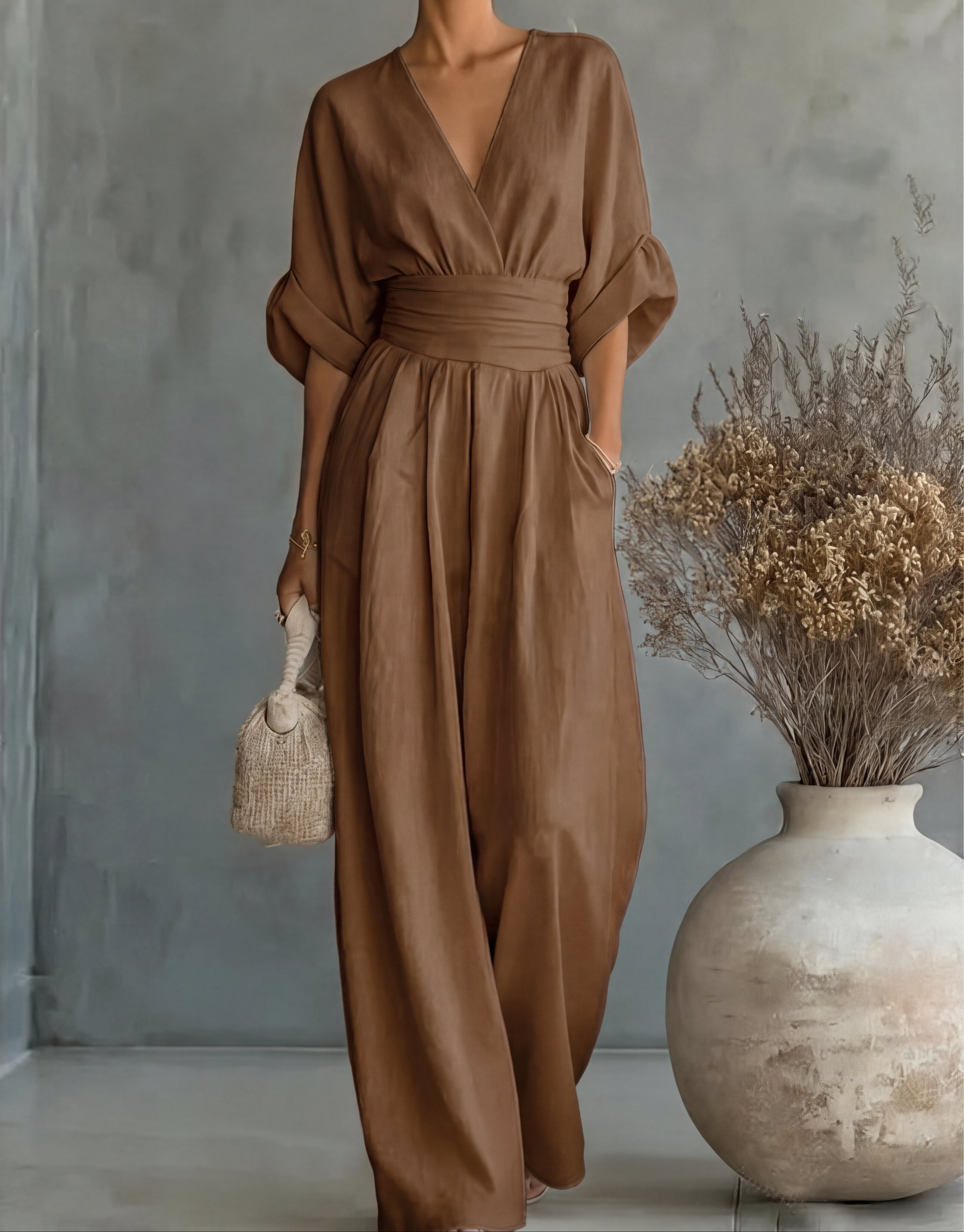 Combinaison fluida marrón, escote en V y cintura elástica, mangas tipo kimono, larga