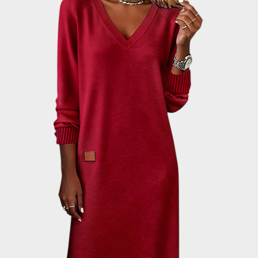 Vestido de punto rojo con cuello pico y mangas 3/4; puños a rayas y parche cuadrado