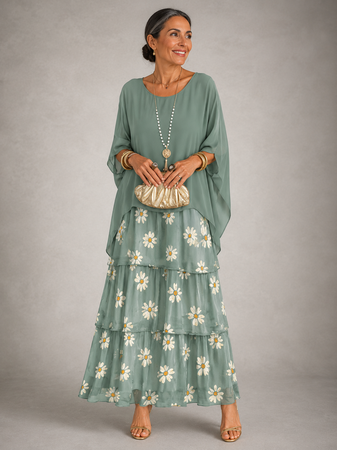 Vestido largo verde salvia con volantes escalonados y falda con flores bordadas