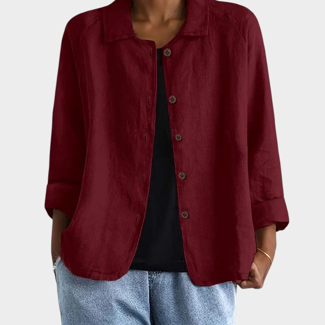 Chaqueta de lino roja con botones, cuello solapa y mangas tres cuartos.