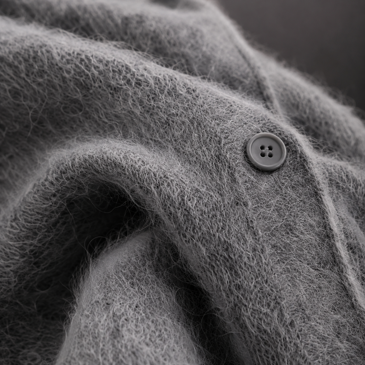 Cárdigan de cachemira gris: primer plano de textura y botón