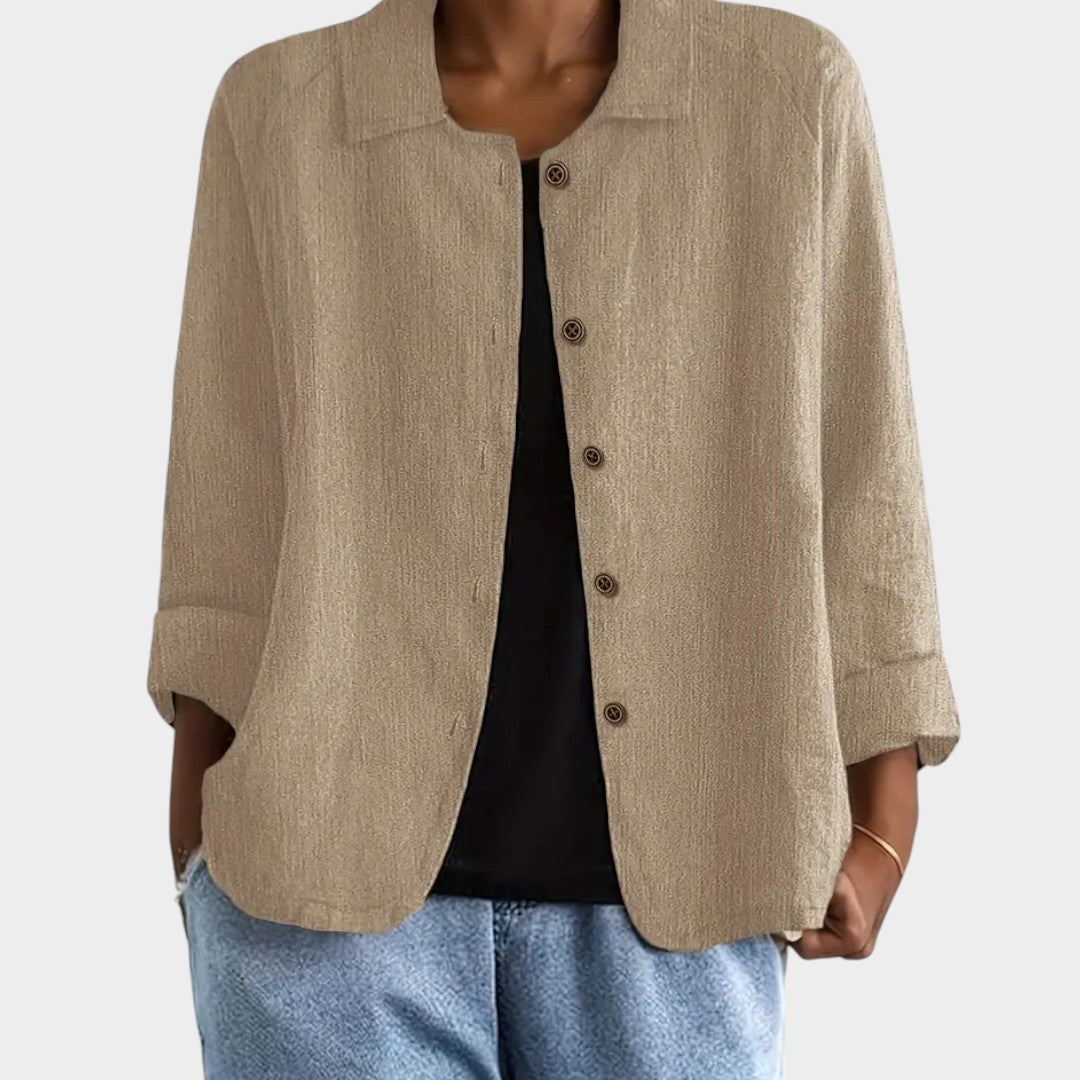 Chaqueta de lino beige con botones al frente, cuello solapa y mangas tres cuartos.