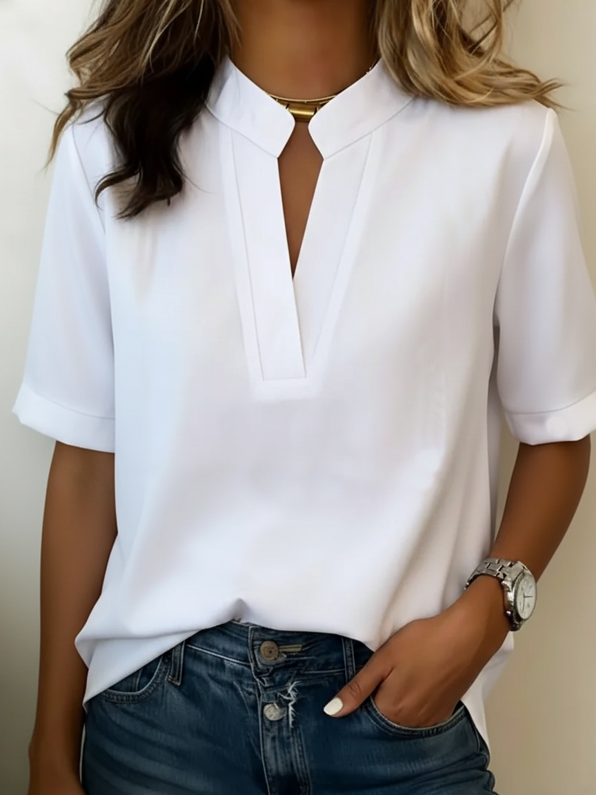 Blusa elegante blanca de manga corta con cuello refinado y abertura tipo V