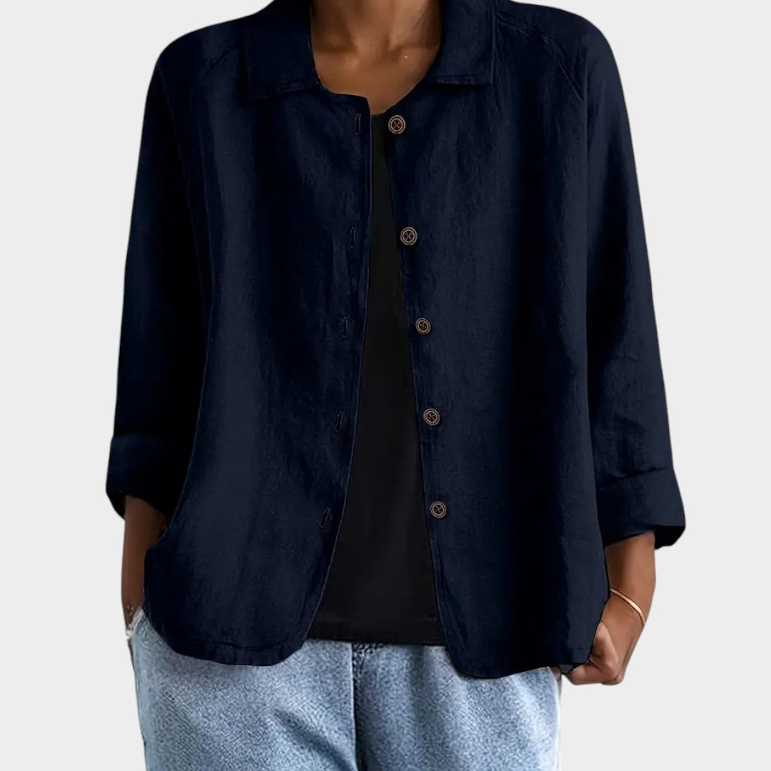 Chaqueta de lino azul marino con botones frontales, cuello solapa y mangas tres cuartos.