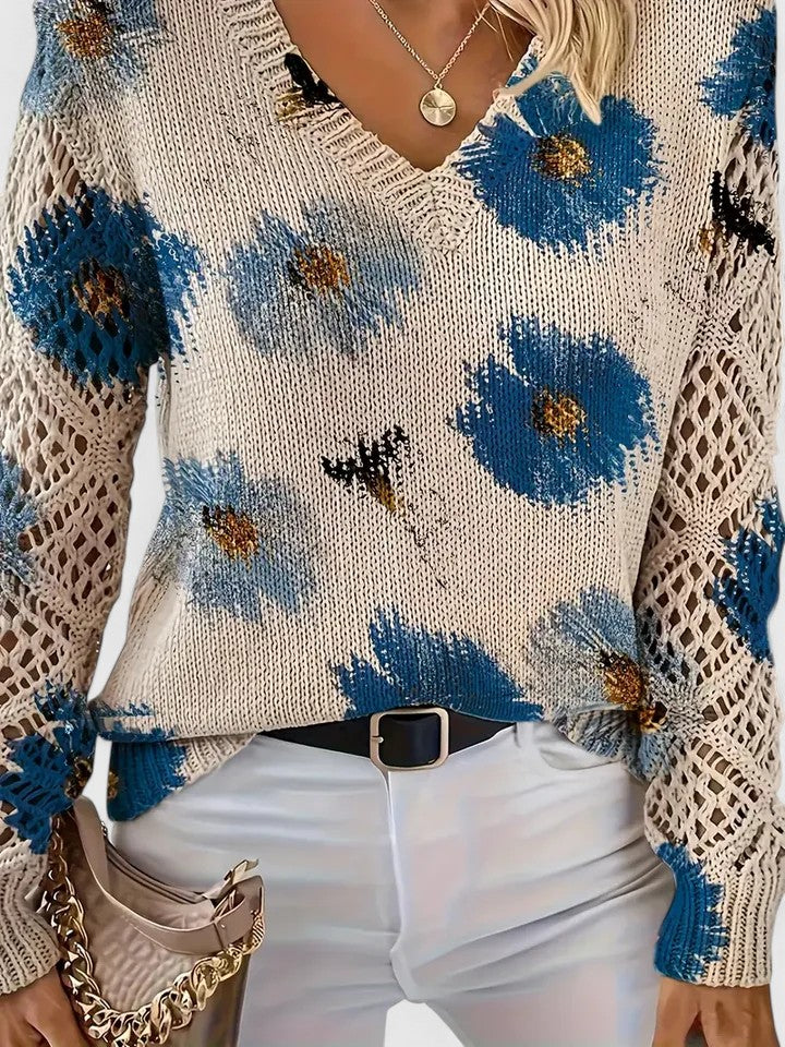 Suéter de punto crema con flores azules, cuello en pico y mangas caladas (detalle)