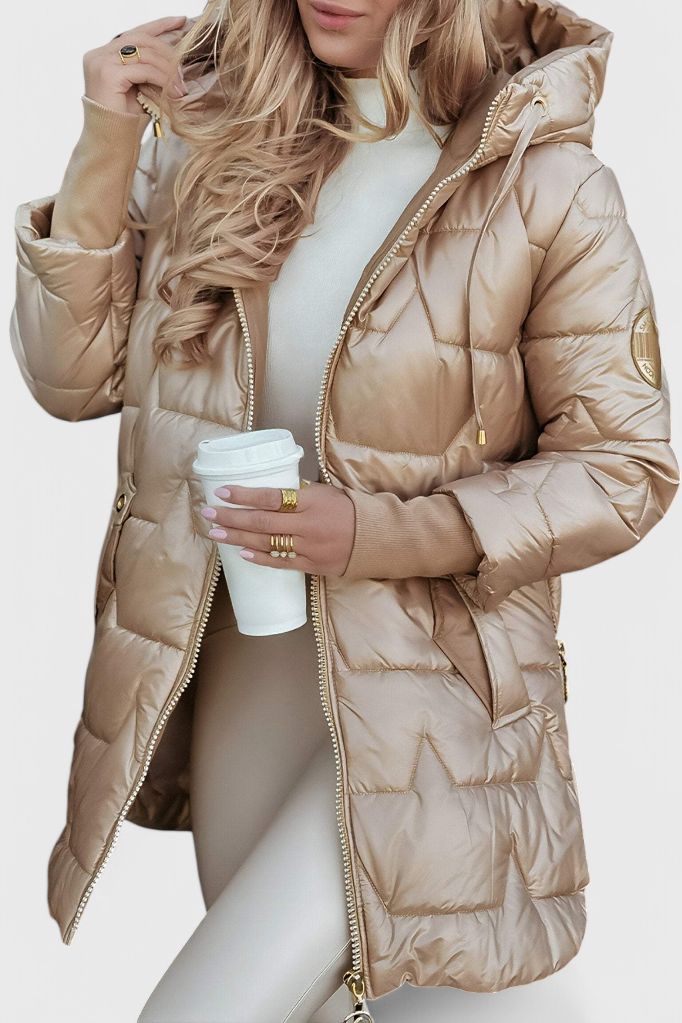 Abrigo aislante acolchado beige con capucha y cremallera frontal
