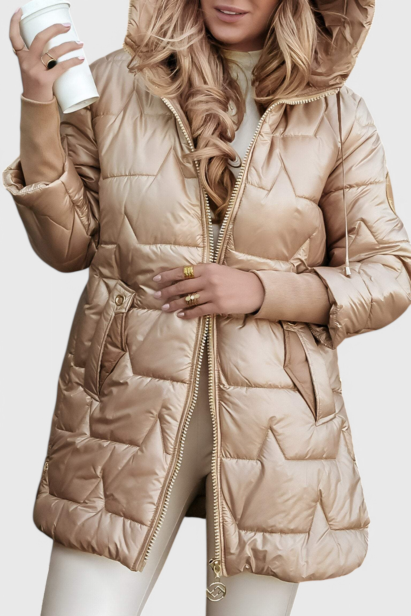 Abrigo aislante acolchado beige con capucha y cremallera frontal