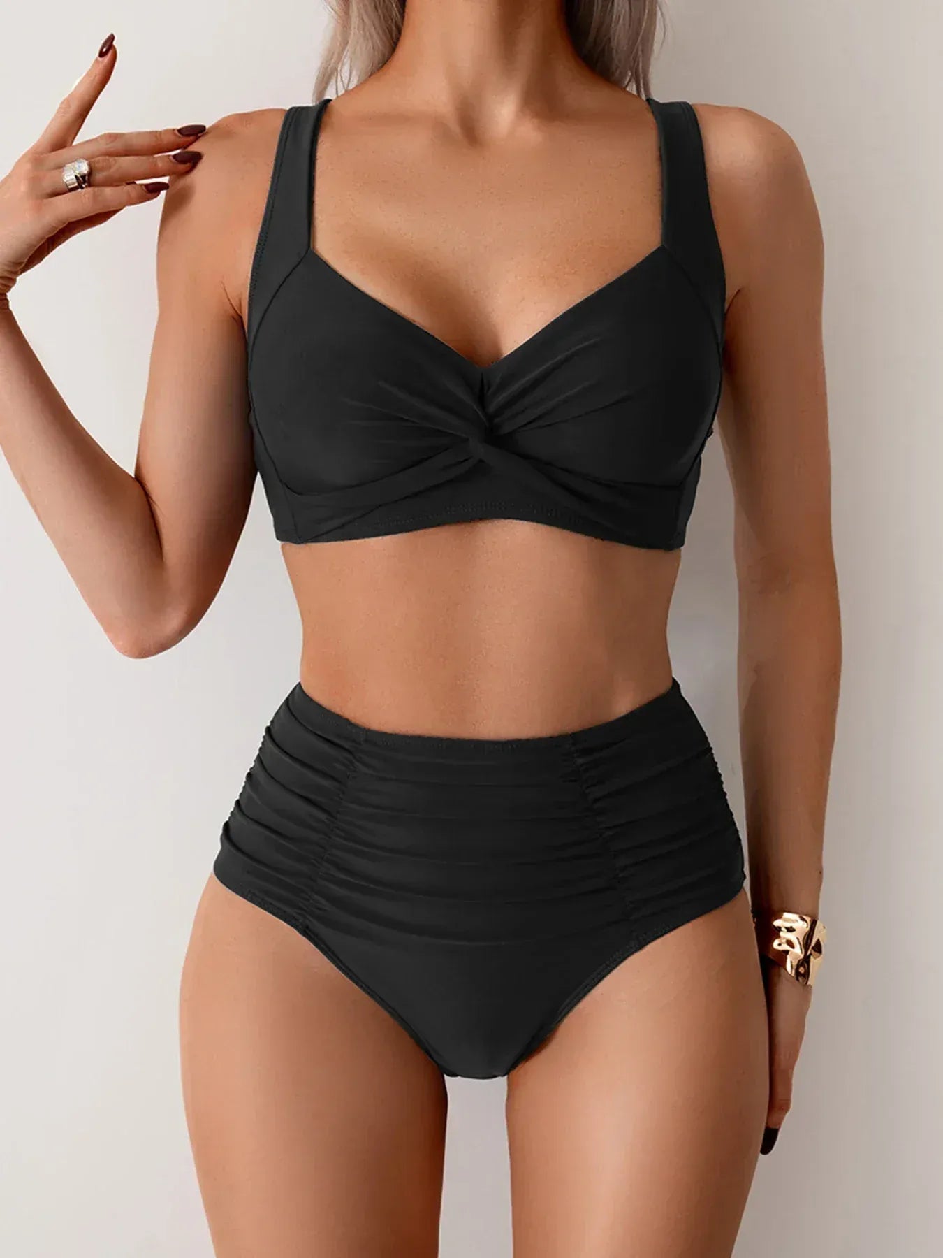 Bikini reductor tiro alto negro: top cruzado y braguita fruncida
