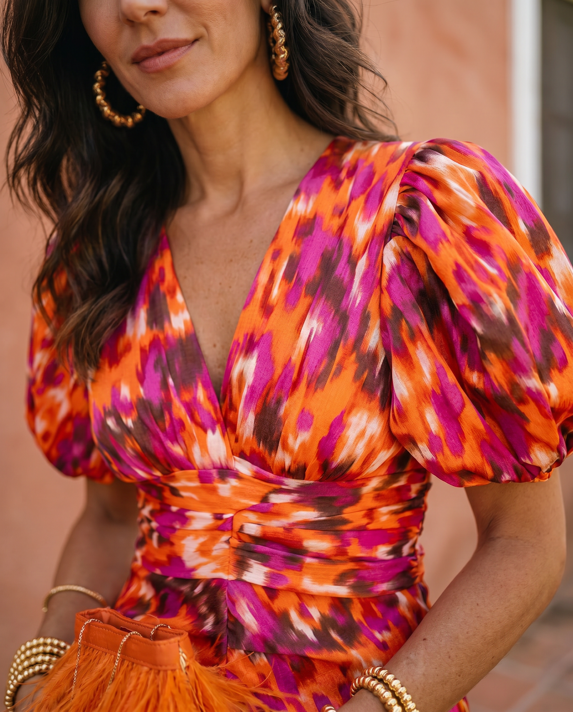 Vestido midi Carla™ con escote en V cruzado y mangas abullonadas, estampado naranja y morado