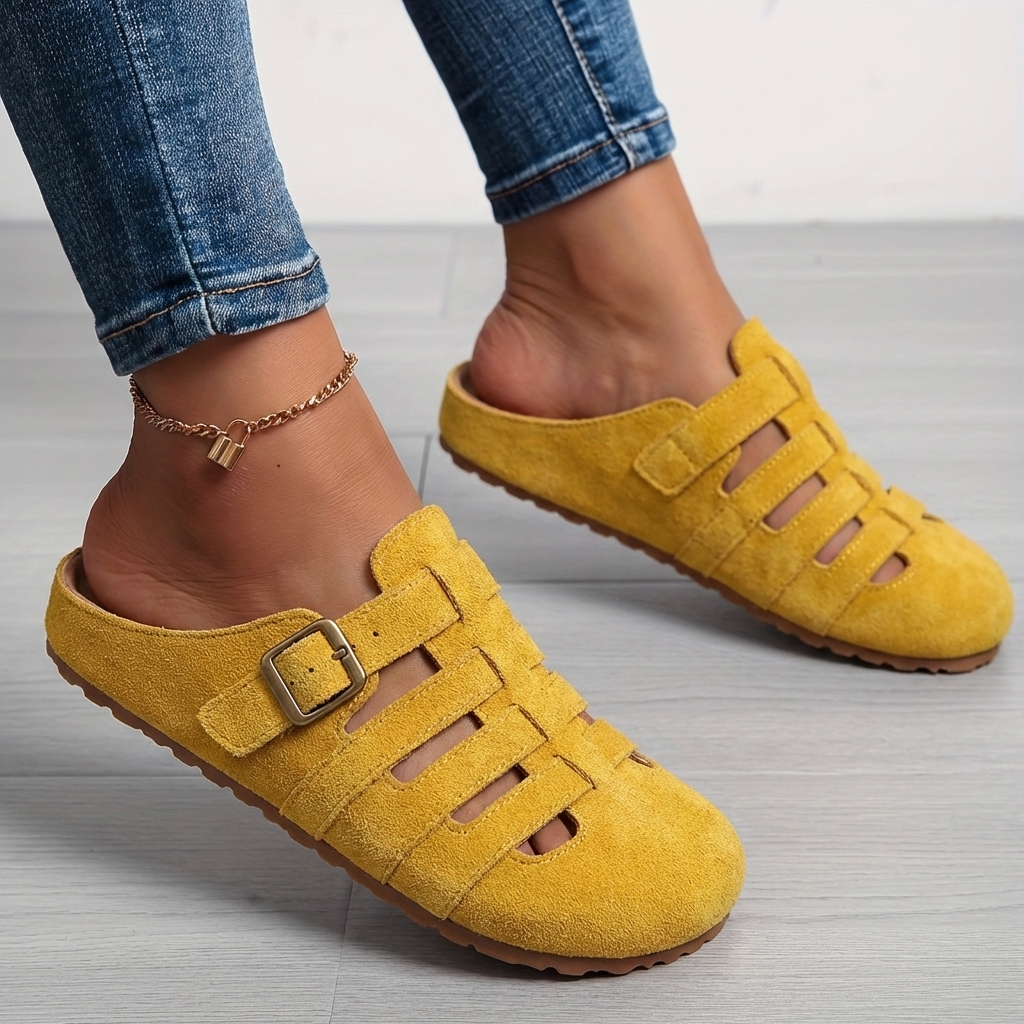 Sandalia mule de ante amarilla con hebilla y tiras con recortes laterales
