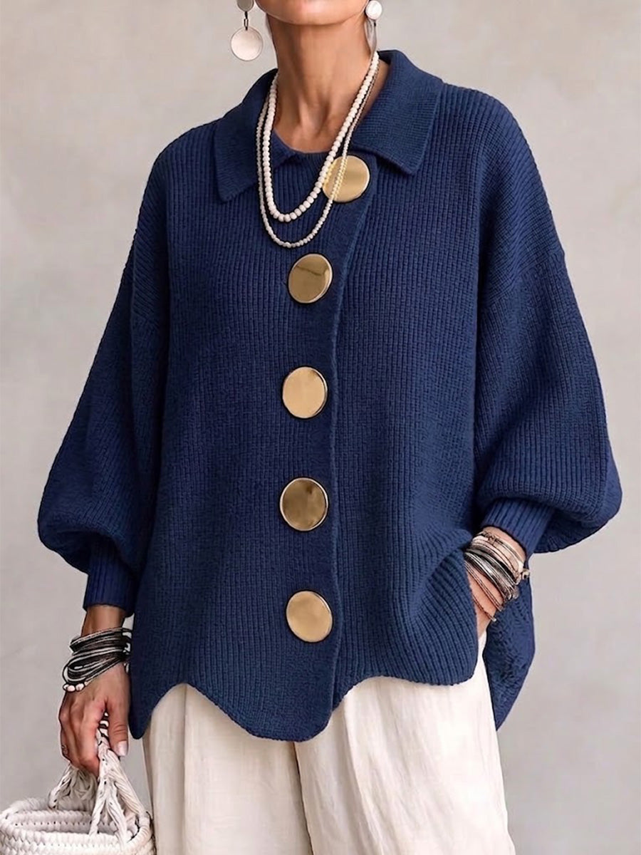 Cárdigan oversize azul marino con cuello y botones metálicos grandes, mangas globo.