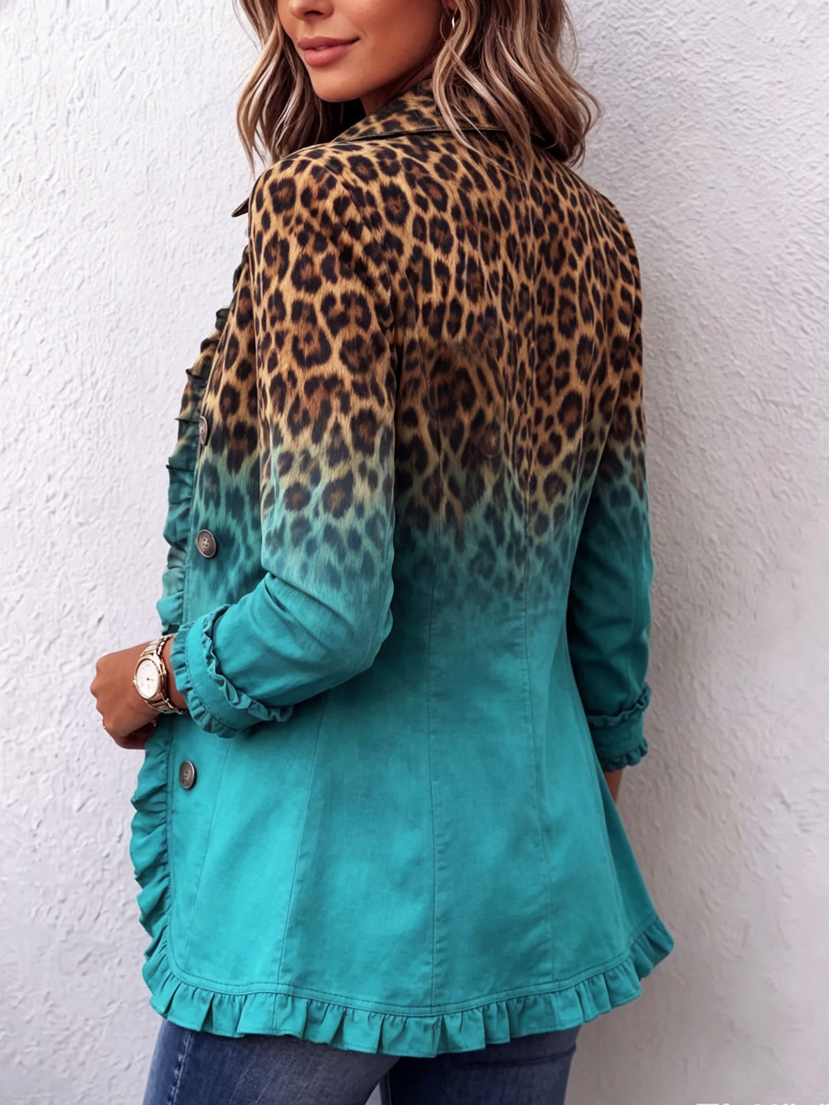 Chaqueta tipo blazer con estampado leopardo en la espalda y volantes turquesa
