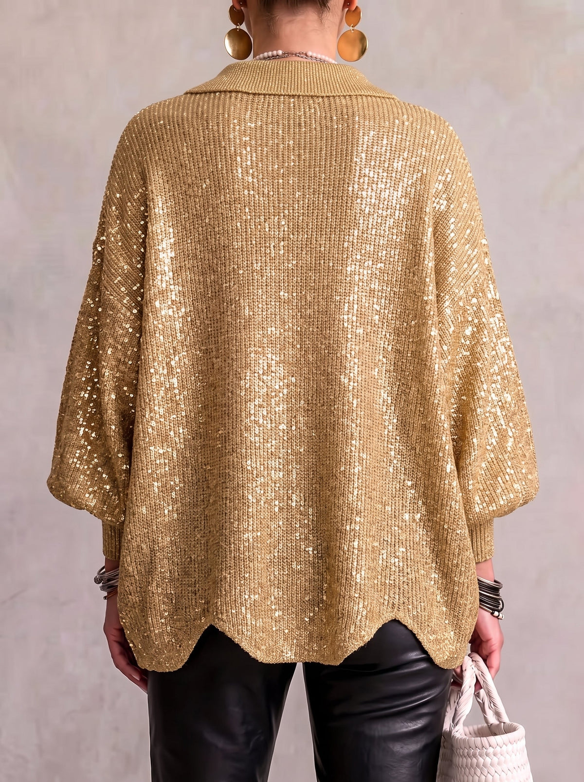 Cárdigan oversize dorado con lentejuelas, cuello de canalé y mangas globo.